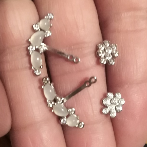 Moonstone flower stud sterling silver earrings - Picture 2 of 3